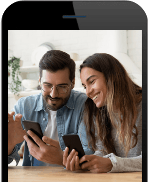 Telefono con imagen de personas sonriendo